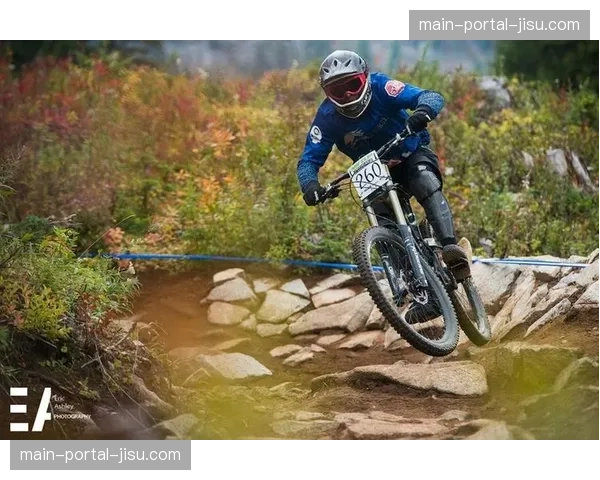 女子速降:米丽安·妮科尔在湿滑赛道上展示惊人控车能力 女子速降:米丽安·妮科尔在湿滑赛道上展示惊人控车能力